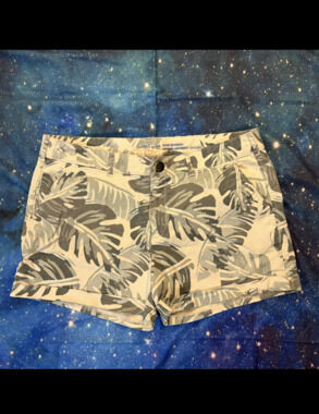 Khakis by Gap Skinny Boyfriend Leaf Shorts size 10